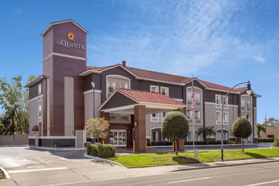 Photo 2 - La Quinta Inn & Suites by Wyndham Tampa Bay Area-Tampa South