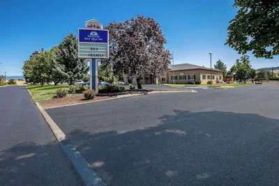 Photo 2 - Americas Best Value Sandman Inn