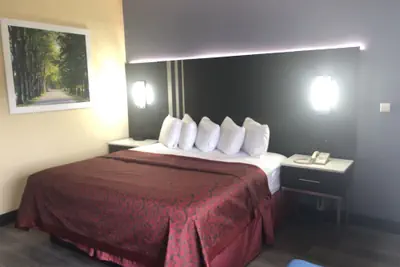 Photo 4 - Days Inn by Wyndham Grove City Columbus South