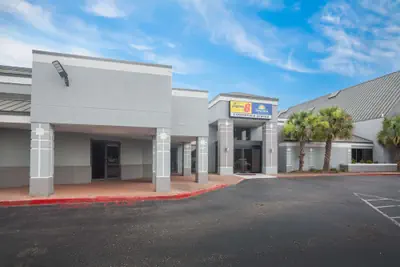 Photo 2 - Super 8 by Wyndham Mobile I-65