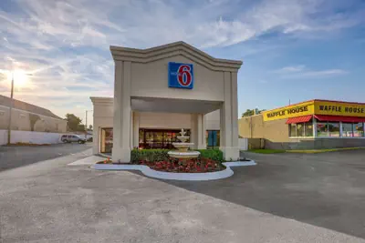 Photo 2 - Motel 6 Jacksonville, NC