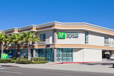 Photo 2 - Holiday Inn Express Newport Beach by IHG