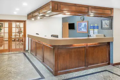Photo 2 - Days Inn & Suites by Wyndham Brinkley