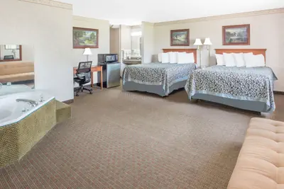 Photo 5 - Days Inn & Suites by Wyndham Brinkley