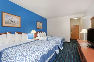 Photo 5 - Days Inn & Suites by Wyndham Cambridge