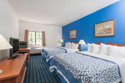 Photo 4 - Days Inn & Suites by Wyndham Cambridge