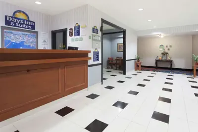 Photo 3 - Days Inn & Suites by Wyndham Cambridge