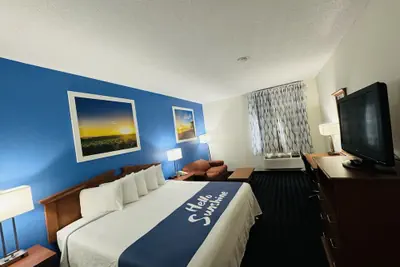 Photo 2 - Days Inn & Suites by Wyndham Cambridge