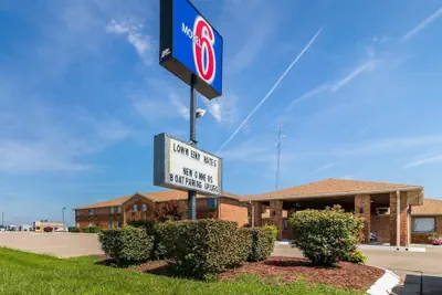 Photo 2 - Motel 6 Marion, IL