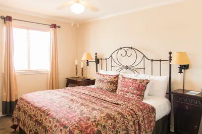 Photo 5 - Vineyard Court Designer Suites Hotel