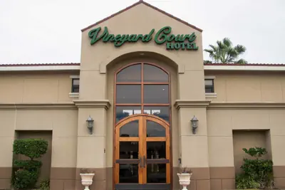 Photo 2 - Vineyard Court Designer Suites Hotel