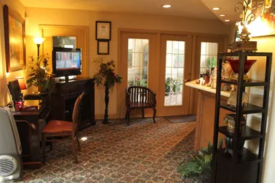 Photo 3 - Vineyard Court Designer Suites Hotel