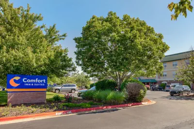 Photo 2 - Comfort Inn & Suites Fayetteville - University Area