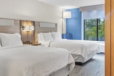 Photo 2 - Holiday Inn Express Hotel & Suites Manchester Airport by IHG