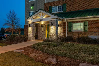 Photo 2 - HomeTowne Studios & Suites by Red Roof Charlotte - Concord