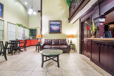 Photo 2 - Howard Johnson by Wyndham San Marcos