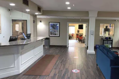 Photo 4 - Comfort Inn Garden City