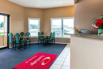 Photo 4 - Econo Lodge Vincennes