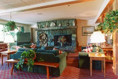 Photo 4 - Commodores Inn