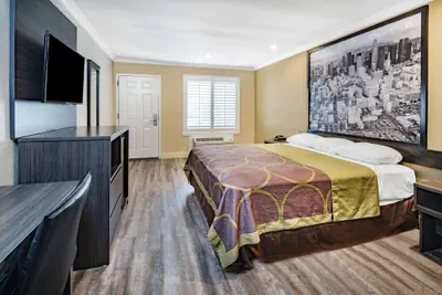 Photo 2 - Super 8 by Wyndham North Hollywood