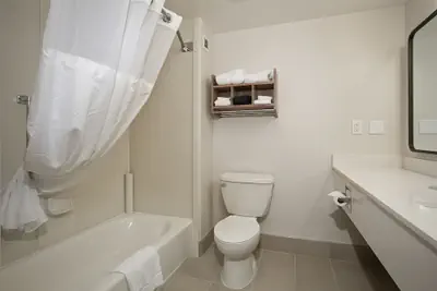 Photo 5 - Hawthorn Suites by Wyndham Oakland/Alameda