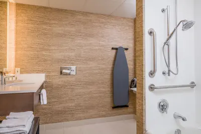 Photo 3 - Holiday Inn Manchester Airport by IHG