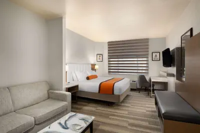 Photo 2 - Hotel Marguerite Anaheim/Garden Grove, Trademark Collection by Wyndham