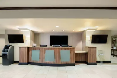 Photo 3 - Hotel Marguerite Anaheim/Garden Grove, Trademark Collection by Wyndham
