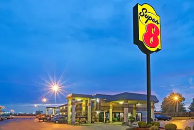 Photo 2 - Super 8 by Wyndham Shawnee