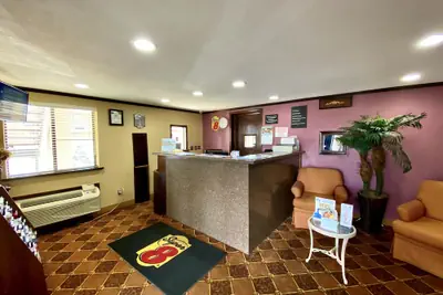 Photo 5 - Super 8 by Wyndham Shawnee