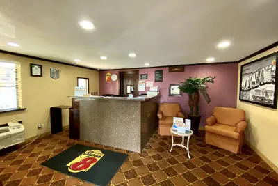 Photo 3 - Super 8 by Wyndham Shawnee