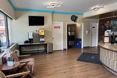 Photo 2 - Howard Johnson by Wyndham Reno Downtown