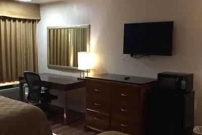 Photo 3 - California Inn and Suites Bakersfield