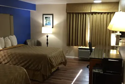 Photo 2 - California Inn and Suites Bakersfield