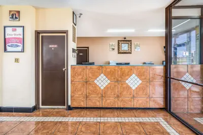 Photo 4 - Econo Lodge  Inn & Suites Macon West