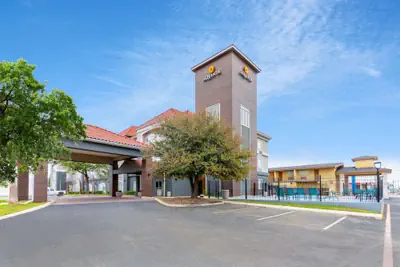 Photo 2 - La Quinta Inn & Suites by Wyndham New Braunfels
