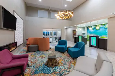 Photo 4 - La Quinta Inn & Suites by Wyndham New Braunfels
