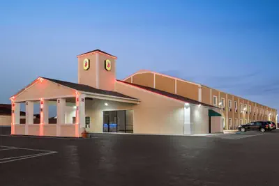 Photo 2 - Super 8 by Wyndham Gainesville TX