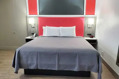 Photo 4 - Seven Seas Inn & Suites