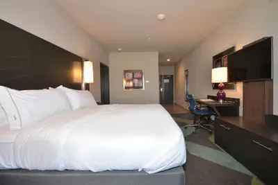 Photo 3 - Holiday Inn Express & Suites Oklahoma City Mid - Arpt Area by IHG