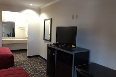 Photo 3 - Palace Inn Kingwood