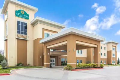 Photo 2 - La Quinta Inn & Suites by Wyndham Gonzales TX