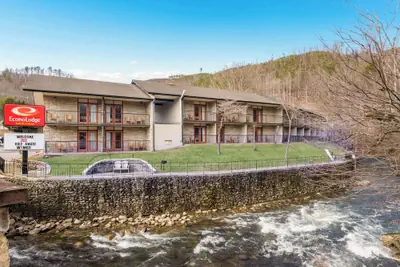 Photo 2 - Econo Lodge Inn & Suites On The River