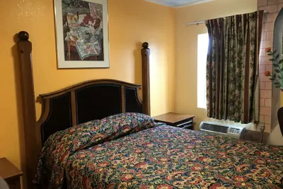 Photo 4 - Deluxe Inn