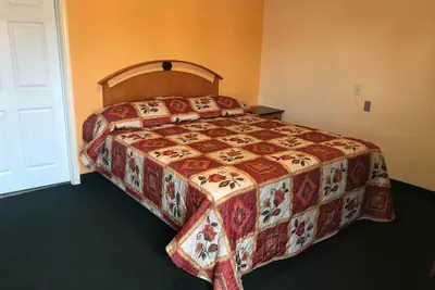 Photo 5 - Deluxe Inn