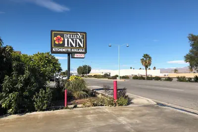 Photo 2 - Deluxe Inn