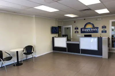 Photo 2 - Days Inn by Wyndham Brawley