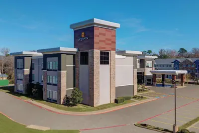 Photo 2 - La Quinta Inn & Suites by Wyndham Tyler - University Area