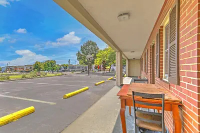 Photo 3 - OYO Palm Leaf Motel