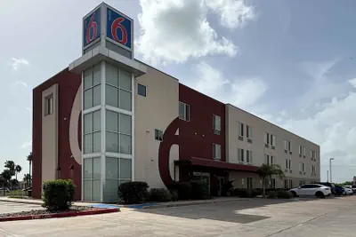 Photo 2 - Motel 6 Weslaco, TX